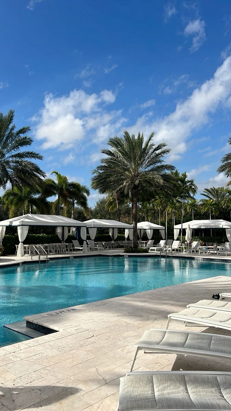Piscina infinita del Hotel Costa Esmeralda al atardecer