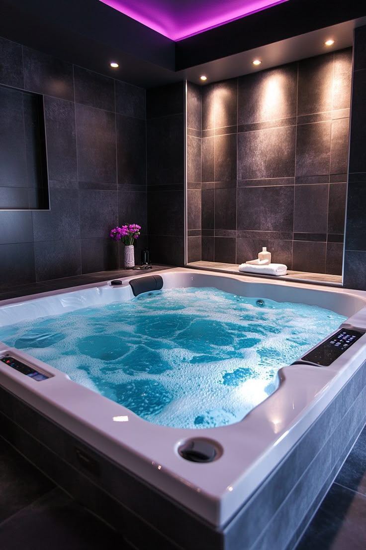 Jacuzzi de lujo con iluminación tenue y velas decorativas